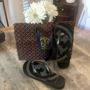 Brand new without tags rare Tory Burch pattern thin flip-flops.